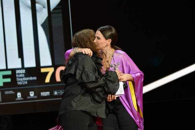 70eme Festival de Cine de Donostia San Sebastian Juliette Binoche - Donostia Award Ceremony SAN SEBASTIAN, SPAIN - SEPTEMBER 18: Actress Juliette Binoche receives the Donostia award from director Isabel Coixet during the 70th San Sebastian International Film Festival at the Kursaal Palace on September 18, 2022 in San Sebastian, Spain. 284216 2022-09-18 San Sebastian Espagne  Copyright: xThomasxBohlenx STAR_284216_028