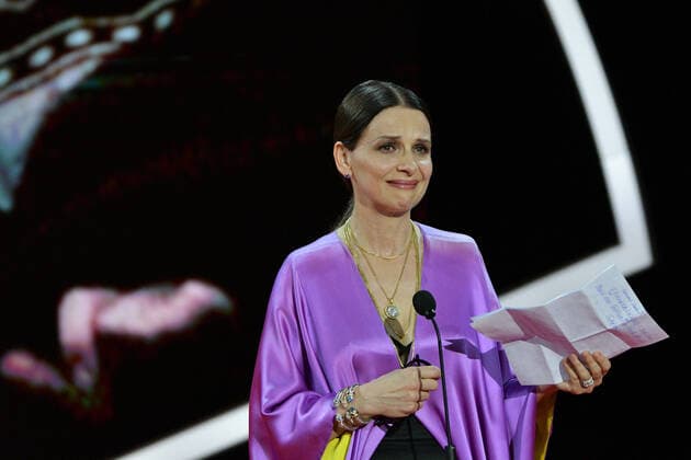 70eme Festival de Cine de Donostia San Sebastian Juliette Binoche - Donostia Award Ceremony SAN SEBASTIAN, SPAIN - SEPTEMBER 18: Actress Juliette Binoche receives the Donostia award from director Isabel Coixet during the 70th San Sebastian International Film Festival at the Kursaal Palace on September 18, 2022 in San Sebastian, Spain. 284216 2022-09-18 San Sebastian Espagne  Copyright: xThomasxBohlenx STAR_284216_045