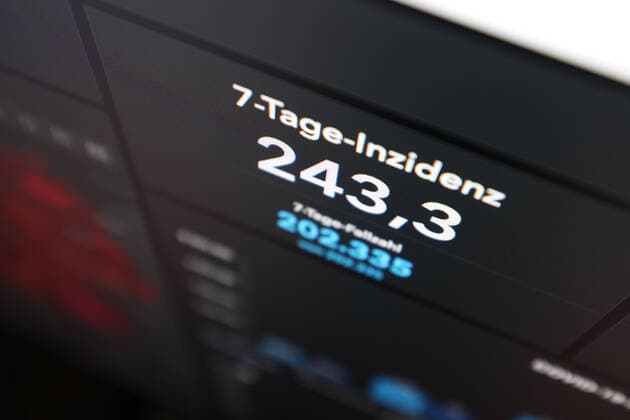 Dashboard des RKI, die 7-Tage-Inzidenz liegt nun bei 243,3 7-Tage-Inzidenz, Dashboard des RKI auf einem Monitor am 19.09.2022 in Siegen Deutschland.