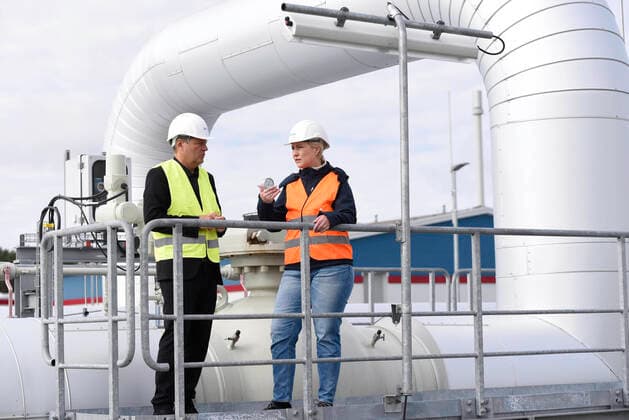 News Themen der Woche KW38 News Bilder des Tages Schwesig besucht mit Habeck den Energiestandort Lubmin. Die Ministerpräsidentin von Mecklenburg-Vorpommern, Manuela Schwesig, besucht gemeinsam mit dem Bundesminister für Wirtschaft und Klimaschutz, Robert Habeck, den Energiestandort Lubmin. Im Zentrum des Besuches stehen Pläne des Energiekonzernes RWE und des norwegischen Unternehmens Stena-Power, den Standort für den LNG-Umschlag auszubauen, sowie die landseitige Pipeline-Infrastruktur zur bundesweiten Gas-Verteilung. Foto: Frank Hormann nordlicht Lubmin *** Schwesig visits Lubmin energy site with Habeck The Minister President of Mecklenburg-Western Pomerania, Manuela Schwesig, visits the Lubmin energy site together with the Federal Minister for Economic Affairs and Climate Protection, Copyright: FrankxHormannx xnordlicht