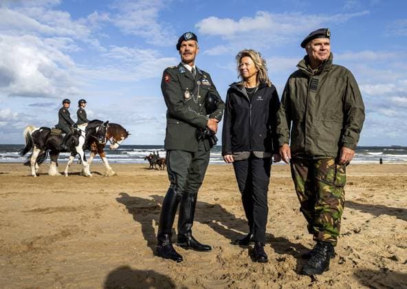 2022-09-19 10:13:13 SCHEVENINGEN - Kajsa Ollongren (m), Minister of Defense, and Commander of the Armed Forces, General Onno Eichelsheim (r), watch the members of the Cavalry honorary escort who practice on the Soldier of Oranjestrand for Prinsjesdag. The horses and riders involved are subjected to a final rigorous test by exposing them to gunfire, cannon blows, music, smoke and possible public reactions. ANP REMKO DE WAAL netherlands out - belgium out *** 2022 09 19 10 13 13 SCHEVENINGEN Kajsa Ollongren m , Minister of Defense, and Commander of the Armed Forces, General Onno Eichelsheim r , watch the members of the Cavalry honorary escort who practice on the Soldier of Orange beach for Prinsjesdag The horses and riders involved are subject  Copyright: xx x455006145x originalFilename: 455006145.jpg