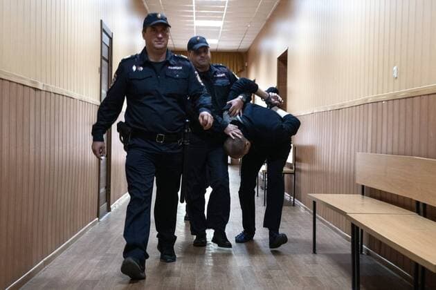 News Themen der Woche KW38 LPR OSCE Employee Treason Case 8277777 19.09.2022 Dmitry Shabanov, LPR resident previously working for the Organization for Security and Cooperation in Europe (OSCE), accused of high treason, is escorted to a defendants cage before a hearing at the Republican Supreme Court in Luhansk, Luhansk People s Republic. The investigation established that Shabanov, as a security assistant at the Stakhanavoskaya Forward Patrol Base, passed on confidential information to representatives of foreign intelligence services. Valery Melnikov Sputnik Luhansk Luhansk People s Republic  Copyright: xValeryxMelnikovx