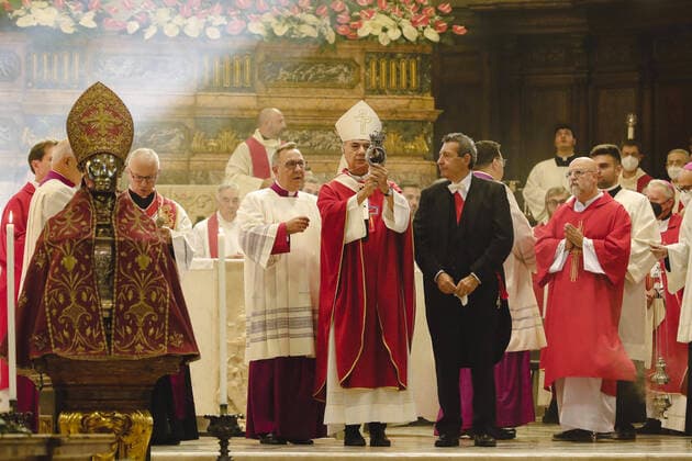 News Themen der Woche KW38 News Bilder des Tages The bishop of Naples, Domenico Battaglia (C), shows the ampoule with liquefied blood during the ceremony for the solemnity of San Gennaro, in the cathedral. The Miracle of San Gennaro was repeated when the blood of the Patron Saint of Naples was crystallized in the cathedral of the city.  Copyright: xSalvatorexLaporta KONTROLABx xipx xx