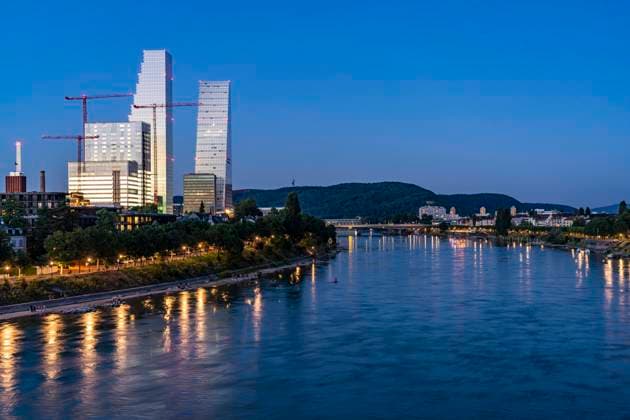 Roche Tower Roche-Turm oder Roche Tower und der Rhein in Basel in der Abenddämmerung, Schweiz, Europa Roche Tower and the Rhine river in Basel at dusk, Switzerland, Europe *** Roche Tower Roche Tower or Roche Tower and the Rhine river in Basel at dusk, Switzerland, Europe Roche Tower and the Rhine river in Basel at dusk, Switzerland, Europe