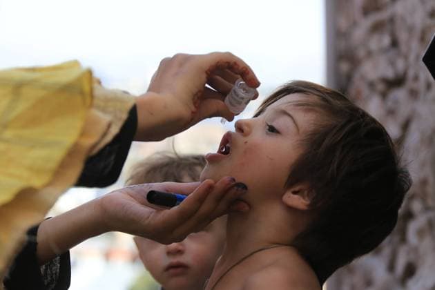 Afghanistan, Polio-Erkrankung in Kabul (220919) -- KABUL, Sept. 19, 2022 -- A health worker gives a dose of the polio vaccine to a child during a vaccination campaign against polio in Kabul, Afghanistan, on Sept. 19, 2022. The Ministry of Public Health of Afghanistan s Taliban-run caretaker government initiated a nationwide four-day vaccination campaign against polio on Monday. (Photo by Xinhua) AFGHANISTAN-KABUL-POLIO-VACCINATION SaifurahmanxSafi 