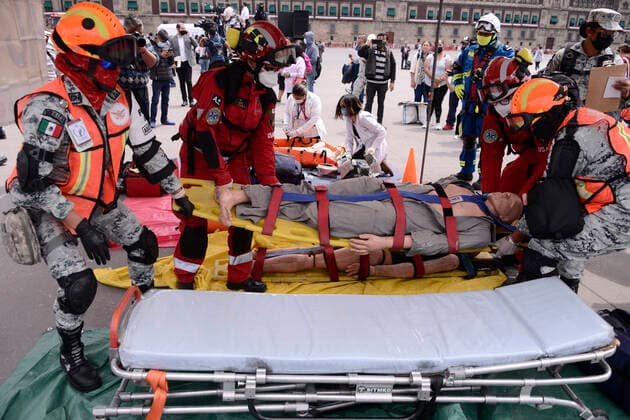 September 19, 2022, Mexico City, Mexico: Elements of civil protection, fire corp and volunteers take part during the earthquake drill of magnitude 7.1 Richter scale to teach people how security personnel should act to provide help to victims as part of the commemoration of the 2017 Earthquake. on September 19, 2022, Mexico City, Mexico. Mexico City Mexico - ZUMAe321 20220919_zia_e321_045 Copyright: xCarlosxTischlerxEyepixxGroupx