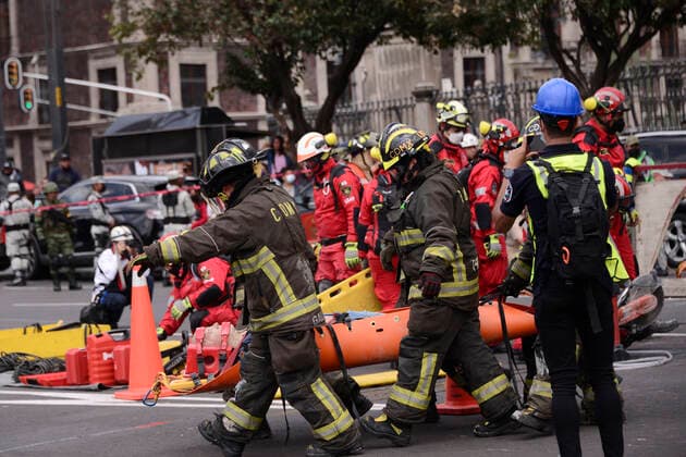 September 19, 2022, Mexico City, Mexico: Elements of civil protection, fire corp and volunteers take part during the earthquake drill of magnitude 7.1 Richter scale to teach people how security personnel should act to provide help to victims as part of the commemoration of the 2017 Earthquake. on September 19, 2022, Mexico City, Mexico. Mexico City Mexico - ZUMAe321 20220919_zia_e321_058 Copyright: xCarlosxTischlerxEyepixxGroupx