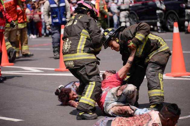 September 19, 2022, Mexico City, Mexico: Elements of civil protection, fire corp and volunteers take part during the earthquake drill of magnitude 7.1 Richter scale to teach people how security personnel should act to provide help to victims as part of the commemoration of the 2017 Earthquake. on September 19, 2022, Mexico City, Mexico. Mexico City Mexico - ZUMAe321 20220919_zia_e321_070 Copyright: xCarlosxTischlerxEyepixxGroupx