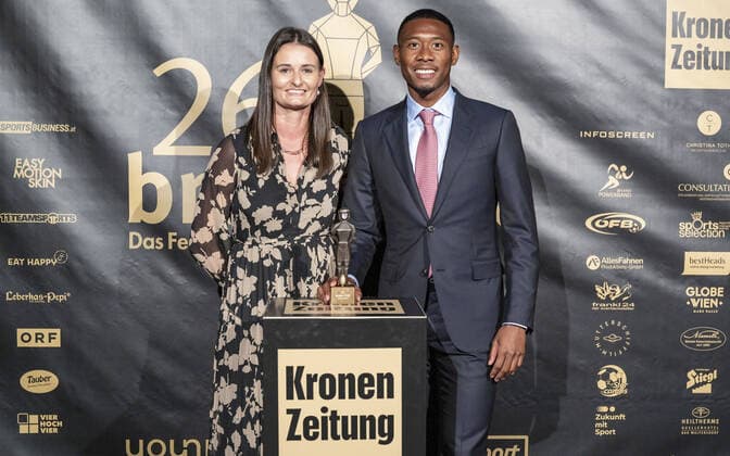 Entertainment Bilder des Tages 20220919 26. Bruno-Gala WIEN, OESTERREICH - 19. SEPTEMBER: Senior Brand Manager Sparkling von Coca Cola Oesterreich Lisa-Maria Moorbrugger mit Spieler von Real Madrid David Alaba, Preistraeger der Bruno-Award in der Kategorie Legionaer der Saison praesentiert von Coca-Cola waehrend der Preisverleihung anlaesslich des 26. Bruno Galas, Das Fest Der SpielerInnen, praesentiert von Kronen Zeitung im Globe Wien in der Marx-Halle am 19. September 2022 in Wien, Oesterreich. 220919_SEPA_17_018 Copyright: xIsabellexOuvrardx SEPAxMedia