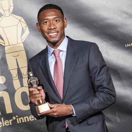 20220919 26. Bruno-Gala WIEN, OESTERREICH - 19. SEPTEMBER: Spieler von Real Madrid David Alaba, Preistraeger der Bruno-Award in der Kategorie Legionaer der Saison praesentiert von Coca-Cola waehrend der Preisverleihung anlaesslich des 26. Bruno Galas, Das Fest Der SpielerInnen, praesentiert von Kronen Zeitung im Globe Wien in der Marx-Halle am 19. September 2022 in Wien, Oesterreich. 220919_SEPA_17_022 Copyright: xIsabellexOuvrardx SEPAxMedia