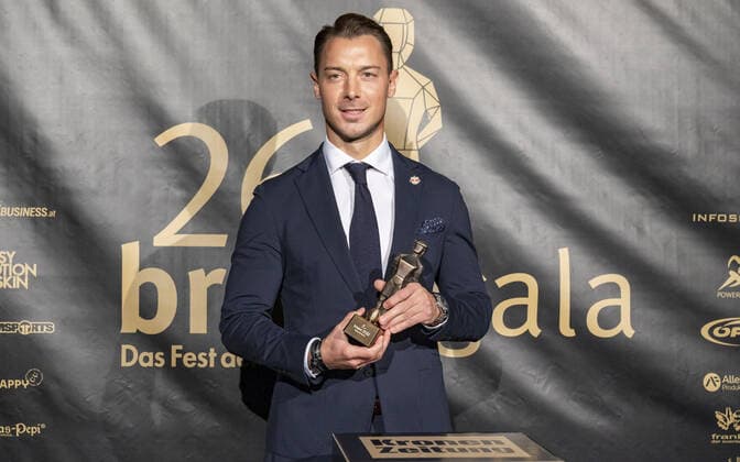 20220919 26. Bruno-Gala WIEN, OESTERREICH - 19. SEPTEMBER: Trainer von FC Red Bull Salzburg Matthias Jaissle, Preistraeger der Bruno-Award in der Kategorie Trainer der Saison praesentiert von Infoscreen waehrend der Preisverleihung anlaesslich des 26. Bruno Galas, Das Fest Der SpielerInnen, praesentiert von Kronen Zeitung im Globe Wien in der Marx-Halle am 19. September 2022 in Wien, Oesterreich. 220919_SEPA_17_034 Copyright: xIsabellexOuvrardx SEPAxMedia