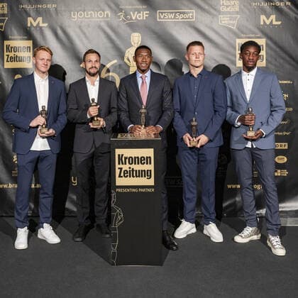 20220919 26. Bruno-Gala WIEN, OESTERREICH - 19. SEPTEMBER: Die Teamspieler der oesterreichischen Nationalmannschaft Nicolas Seiwald, Andreas Ulmer, David Alaba, Patrick Pentz und Muhammed-Cham Saracevic mit ihren Brunos nach der Preisverleihung anlaesslich des 26. Bruno Galas, Das Fest Der SpielerInnen, praesentiert von Kronen Zeitung im Globe Wien in der Marx-Halle am 19. September 2022 in Wien, Oesterreich. 220919_SEPA_17_024 Copyright: xIsabellexOuvrardx SEPAxMedia
