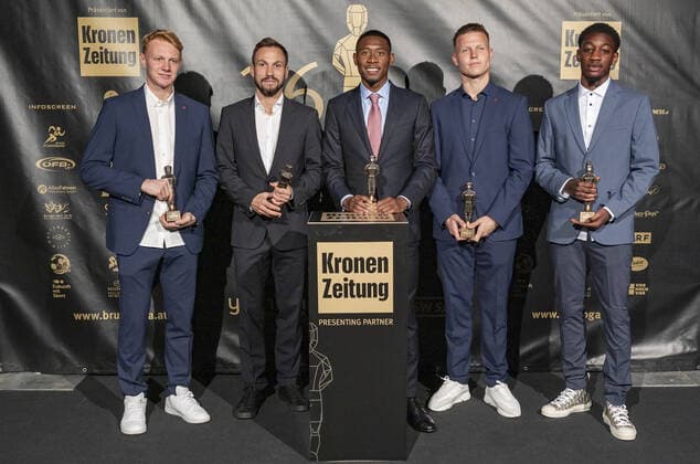 20220919 26. Bruno-Gala WIEN, OESTERREICH - 19. SEPTEMBER: Die Teamspieler der oesterreichischen Nationalmannschaft Nicolas Seiwald, Andreas Ulmer, David Alaba, Patrick Pentz und Muhammed-Cham Saracevic mit ihren Brunos nach der Preisverleihung anlaesslich des 26. Bruno Galas, Das Fest Der SpielerInnen, praesentiert von Kronen Zeitung im Globe Wien in der Marx-Halle am 19. September 2022 in Wien, Oesterreich. 220919_SEPA_17_023 Copyright: xIsabellexOuvrardx SEPAxMedia