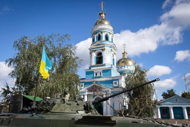 September 19, 2022, Izium, Ukraine: An armored personnel carrier with the Ukrainian flag stands near the church in the town of Izium, recently liberated by Ukrainian Armed Forces, in Kharkiv region. The town of Izium was occupied by Russian troops on April 1, 2022. Izium Ukraine - ZUMAs197 20220919_zaa_s197_295 Copyright: xOleksiixChumachenkox