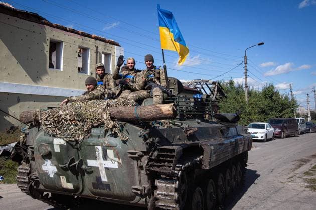 September 19, 2022, Izium, Ukraine: Ukrainian soldiers ride in an armored personnel carrier in the town of Izium, recently liberated by Ukrainian Armed Forces, in Kharkiv region. The town of Izium was occupied by Russian troops on April 1, 2022. Izium Ukraine - ZUMAs197 20220919_zaa_s197_311 Copyright: xOleksiixChumachenkox