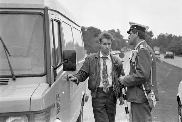 Autobahnverkehrskontrolle 10.09..1991, Chemnitz, Autobahn A4 km 72, Verkehrskontrolle, Verkehrspolizisten in alter VP DDR Uniform bei einer Verkehrskontrolle auf der Autobahn Chemnitz Sachsen BRD *** Freeway traffic control 10 09 1991, Chemnitz, freeway A4 km 72, traffic control, traffic policemen in old VP GDR uniform during a traffic control on the freeway Chemnitz Saxony FRG