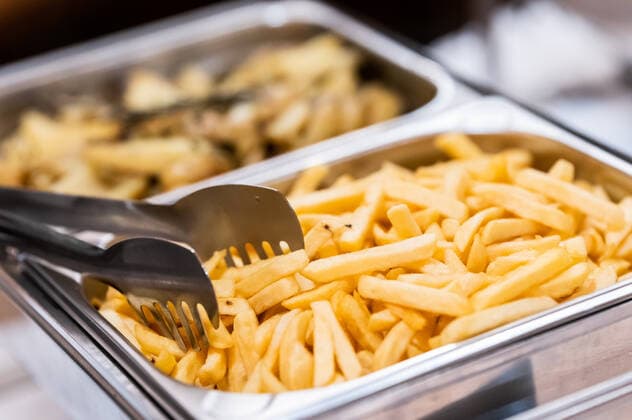 Pommes und Kartoffelecken sind an einem Buffet einer Hochzeit zu sehen. Rottweil Baden-Württemberg Deutschland *** French fries and potato wedges are seen at a buffet at a wedding Rottweil Baden Württemberg Germany