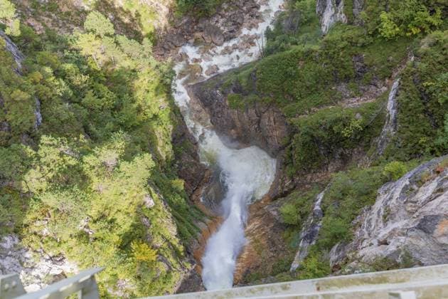 Blick von der Marienbrücke auf den Wasserfall in der Pöllatschlucht - Das Schloss Neuschwanstein in Hohenschwangau bei Füssen zählt zu den bekanntesten Sehenswürdigkeiten in Deutschland. Das für viele Touristen genannte Märchenschloss wurde von König Ludwig II als private Rückzugsort erbaut 19.09.2022 Schwangau Hohenschwangau Bayern Deutschland *** View from the Marienbrücke on the waterfall in the Pöllatschlucht The Neuschwanstein Castle in Hohenschwangau near Füssen is one of the most famous sights in Germany The fairy tale castle, which is called for many tourists, was built by King Ludwig II as a private retreat 19 09 2022 Schwangau Hohenschwangau Bavaria Germany