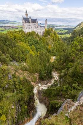Blick von der Marienbrücke auf die Südfassade, die Pöllatschlucht , sowie dem Forggensee (links) und Bannwaldsee - Das Schloss Neuschwanstein in Hohenschwangau bei Füssen zählt zu den bekanntesten Sehenswürdigkeiten in Deutschland. Das für viele Touristen genannte Märchenschloss wurde von König Ludwig II als private Rückzugsort erbaut 19.09.2022 Schwangau Hohenschwangau Bayern Deutschland *** View from the Marienbrücke on the south facade, the Pöllatschlucht , as well as the Forggensee left and Bannwaldsee The Neuschwanstein Castle in Hohenschwangau near Füssen is one of the most famous sights in Germany The fairy tale castle called for many tourists was built by King Ludwig II as a private retreat 19 09 2022 Schwangau Hohenschwan