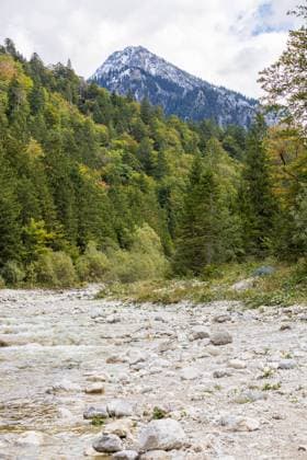 Die Pöllat oberhalb der Pöllatschlucht - Das Schloss Neuschwanstein in Hohenschwangau bei Füssen zählt zu den bekanntesten Sehenswürdigkeiten in Deutschland. Das für viele Touristen genannte Märchenschloss wurde von König Ludwig II als private Rückzugsort erbaut 19.09.2022 Schwangau Hohenschwangau Bayern Deutschland *** The Pöllat above the Pöllat Gorge Neuschwanstein Castle in Hohenschwangau near Füssen is one of the most famous sights in Germany The fairy tale castle called for many tourists was built by King Ludwig II as a private retreat 19 09 2022 Schwangau Hohenschwangau Bavaria Germany