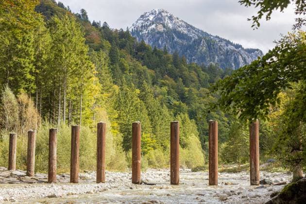 Die Pöllat oberhalb der Pöllatschlucht. Wildholzrechen dienen als Hochwasserschutz - Das Schloss Neuschwanstein in Hohenschwangau bei Füssen zählt zu den bekanntesten Sehenswürdigkeiten in Deutschland. Das für viele Touristen genannte Märchenschloss wurde von König Ludwig II als private Rückzugsort erbaut 19.09.2022 Schwangau Hohenschwangau Bayern Deutschland *** The Pöllat above the Pöllatschlucht wild wood rakes serve as flood protection Neuschwanstein Castle in Hohenschwangau near Füssen is one of the most famous sights in Germany The fairy tale castle, which is called for many tourists, was built by King Ludwig II as a private retreat 19 09 2022 Schwangau Hohenschwangau Bavaria Germany