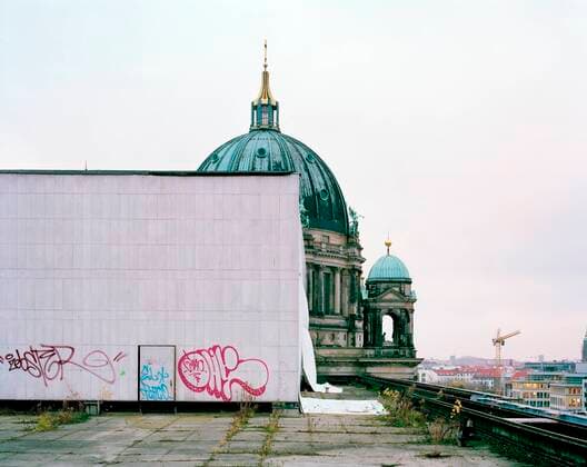 Palast der Republik Der Palast der Republik war ein Gebäude am Marx-Engels-Platz auf der Spreeinsel im Berliner Stadtbezirk Mitte. Berlin Berlin Deutschland chja00195