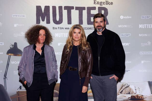 Entertainment Themen der Woche KW38 Entertainment Bilder des Tages Regisseurin Carolin Schmitz, Schauspielerin Anke Engelke und Produzent Ingmar Trost beim Fotocall zur Premiere von Mutter im Odeon Kino. Köln, 20.09.2022 NRW Deutschland *** Director Carolin Schmitz, actress Anke Engelke and producer Ingmar Trost at the photocall for the premiere of Mutter at the Odeon Kino Cologne, 20 09 2022 NRW Germany Copyright: xChristophxHardtx