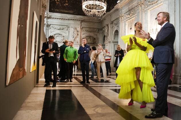 2022-09-21 10:50:37 AMSTERDAM - King Willem-Alexander with Iriee Zamblee, one of the three winners, in the Royal Palace for the presentation of the Royal Prize for Free Painting 2022. The king awarded the prize to three young artists. ANP OLAF KRAAK netherlands out - belgium out