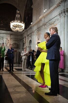 2022-09-21 10:50:35 AMSTERDAM - King Willem-Alexander with Iriee Zamblee, one of the three winners, in the Royal Palace for the presentation of the Royal Prize for Free Painting 2022. The king awarded the prize to three young artists. ANP OLAF KRAAK netherlands out - belgium out