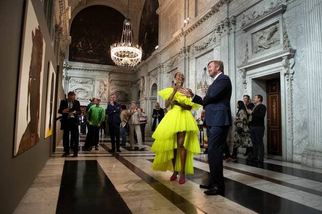 2022-09-21 10:50:38 AMSTERDAM - King Willem-Alexander with Iriee Zambie, one of the three winners, in the Royal Palace for the presentation of the Royal Prize for Free Painting 2022. The King will present the prize to three young artists. ANP OLAF KRAAK netherlands out - belgium out