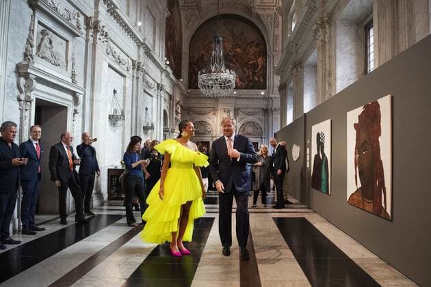 2022-09-21 10:51:09 AMSTERDAM - King Willem-Alexander with Iriee Zambie, one of the three winners, in the Royal Palace for the presentation of the Royal Prize for Free Painting 2022. The King will present the prize to three young artists. ANP OLAF KRAAK netherlands out - belgium out