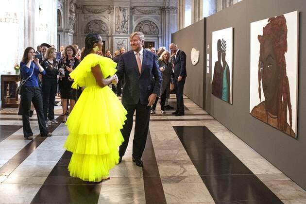 2022-09-21 10:51:07 AMSTERDAM - King Willem-Alexander with Iriee Zambie, one of the three winners, in the Royal Palace for the presentation of the Royal Prize for Free Painting 2022. The King will present the prize to three young artists. ANP OLAF KRAAK netherlands out - belgium out