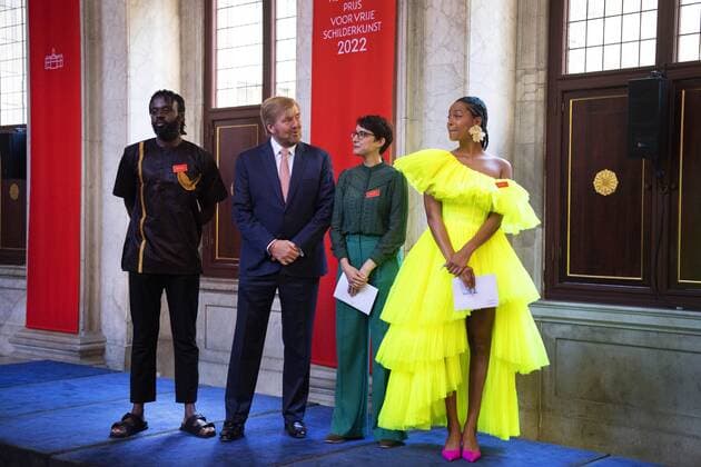 2022-09-21 10:40:31 AMSTERDAM - King Willem-Alexander with winners Kenneth Aidoo, Eva Spierenburg Iriee Zambie, in the Royal Palace for the presentation of the Royal Prize for Free Painting 2022. The King will award the prize to three young artists. ANP OLAF KRAAK netherlands out - belgium out