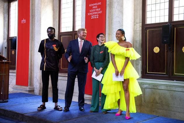 2022-09-21 10:40:33 AMSTERDAM - King Willem-Alexander with winners Kenneth Aidoo, Eva Spierenburg Iriee Zamblee, in the Royal Palace for the presentation of the Royal Prize for Free Painting 2022. The King awarded the prize to three young artists. ANP OLAF KRAAK netherlands out - belgium out