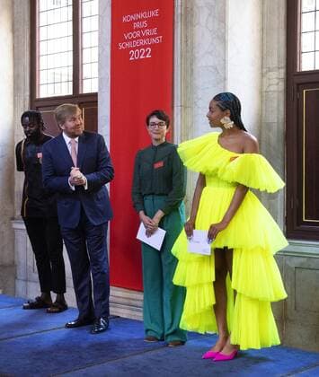 2022-09-21 10:40:59 AMSTERDAM - King Willem-Alexander with winners Kenneth Aidoo, Eva Spierenburg Iriee Zamblee, in the Royal Palace for the presentation of the Royal Prize for Free Painting 2022. The King awarded the prize to three young artists. ANP OLAF KRAAK netherlands out - belgium out