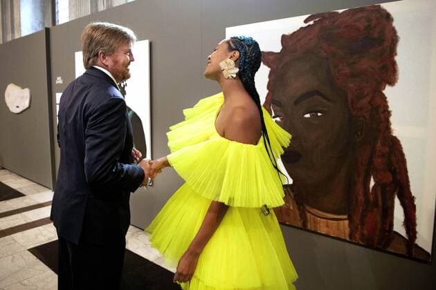 2022-09-21 10:48:53 AMSTERDAM - King Willem-Alexander with Iriee Zambie, one of the three winners, in the Royal Palace for the presentation of the Royal Prize for Free Painting 2022. The King will present the prize to three young artists. ANP OLAF KRAAK netherlands out - belgium out