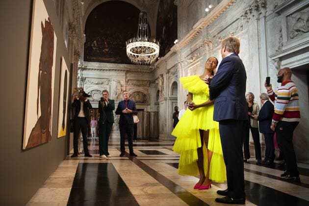 2022-09-21 10:49:55 AMSTERDAM - King Willem-Alexander with Iriee Zambie, one of the three winners, in the Royal Palace for the presentation of the Royal Prize for Free Painting 2022. The King will present the prize to three young artists. ANP OLAF KRAAK netherlands out - belgium out