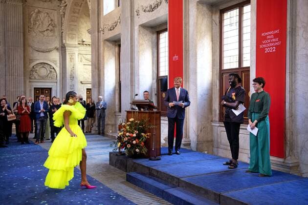 2022-09-21 10:40:04 AMSTERDAM - King Willem-Alexander with winners Iriee Zambie, Kenneth Aidoo, Eva Spierenburg in the Royal Palace for the presentation of the Royal Prize for Free Painting 2022. The King will award the prize to three young artists. ANP OLAF KRAAK netherlands out - belgium out