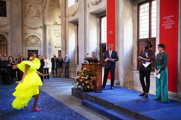 Entertainment Bilder des Tages 2022-09-21 10:40:04 AMSTERDAM - King Willem-Alexander with winners Iriee Zambie, Kenneth Aidoo, Eva Spierenburg in the Royal Palace for the presentation of the Royal Prize for Free Painting 2022. The King will award the prize to three young artists. ANP OLAF KRAAK netherlands out - belgium out