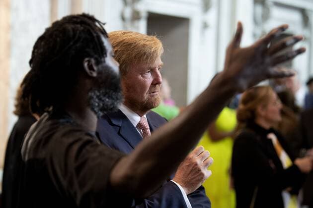 2022-09-21 10:51:40 AMSTERDAM - King Willem-Alexander with winner Kenneth Aidoo in the Royal Palace for the presentation of the Royal Prize for Free Painting 2022. The king awarded the prize to three young artists. ANP OLAF KRAAK netherlands out - belgium out