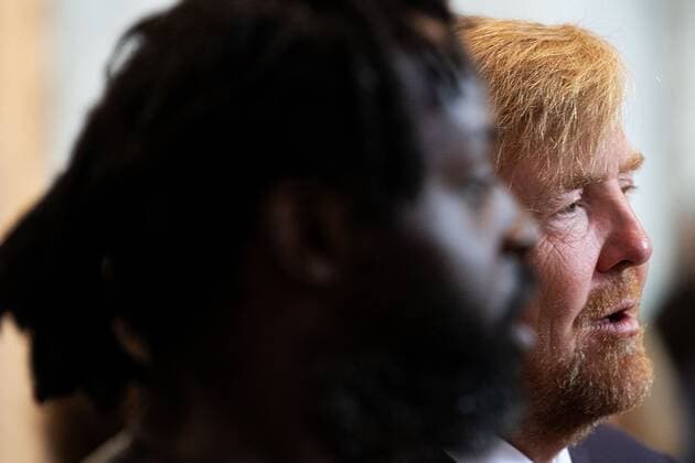 2022-09-21 10:51:49 AMSTERDAM - King Willem-Alexander with winner Kenneth Aidoo in the Royal Palace for the presentation of the Royal Prize for Free Painting 2022. The king awarded the prize to three young artists. ANP OLAF KRAAK netherlands out - belgium out