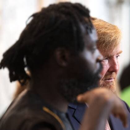 2022-09-21 10:51:44 AMSTERDAM - King Willem-Alexander with winner Kenneth Aidoo in the Royal Palace for the presentation of the Royal Prize for Free Painting 2022. The king awarded the prize to three young artists. ANP OLAF KRAAK netherlands out - belgium out