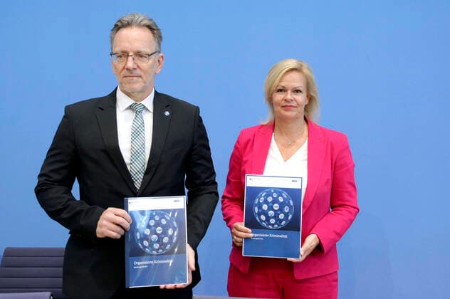 News Themen der Woche KW38 News Bilder des Tages Holger Münch und Nancy Faeser bei der Bundespressekonferenz zur Vorstellung vom BKA - Lagebild Organisierte Kriminalität 2021 im Haus der Bundespressekonferenz. Berlin, 21.09.2022 *** Holger Münch and Nancy Faeser at the Federal Press Conference for the presentation of the BKA Situation Report Organized Crime 2021 in the House of the Federal Press Conference Berlin, 21 09 2022 Foto:xF.xKernx xFuturexImage