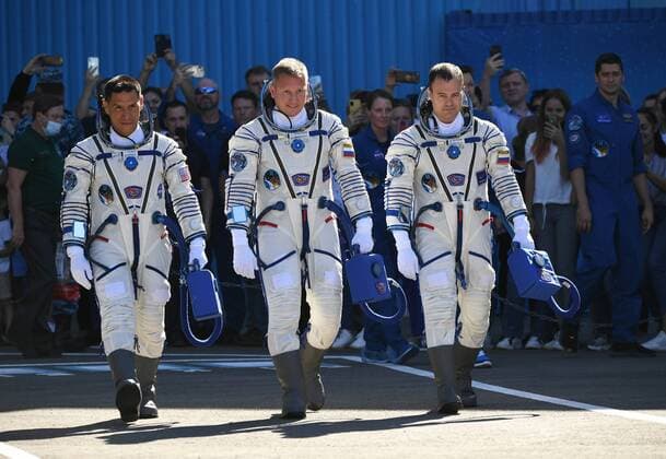 Bilder des Jahres 2022, News 09 September News Themen der Woche KW38 News Bilder des Tages Kazakhstan Russia Space 8279148 21.09.2022 Crew members NASA astronaut Frank Rubio, Roscosmos cosmonauts Sergey Prokopyev and Dmitry Petelin walk after the space suits check shortly before the launch to the International Space Station (ISS) at the Baikonur Cosmodrome, Kazakhstan. Maksim Blinov Sputnik Baikonur Kazakhstan  Copyright: xMaksimxBlinovx