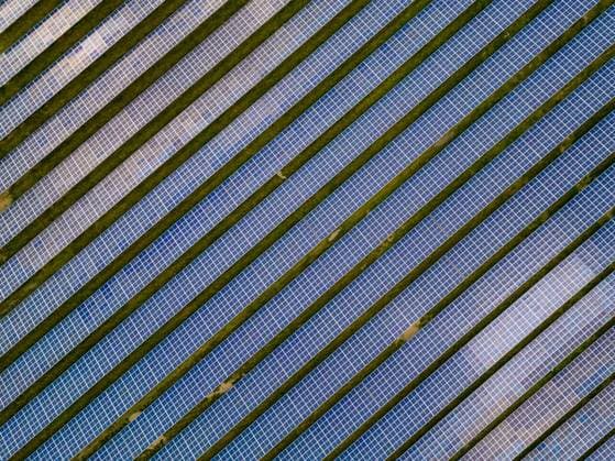 Energieversorgung und Energiegewinnung in Deutschland 2022 Werneuchen - Deutschland - 21. September 2022: In dieser Luftaufnahme ist Deutschlands größter Solarpark zu sehen, der Solarpark Weesow-Willmersdorf, Ortsteile der Stadt Werneuchen. Die von EnBW Energie Baden-Württemberg erstellte Photovoltaik-Freiflächenanlage ist in der Lage, im Jahr 130000 Haushalte mit Strom zu versorgen. Seit Beginn der Invasion Russlands am 24.2.2022 in die Ukraine hat sich die Energieversorgung in Deutschland dramatisch verändert und die Preise für alle Energieformen sich vervielfacht. Brandenburg