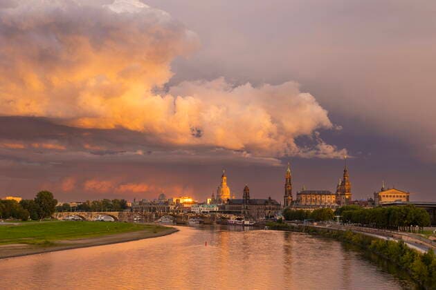 Dresden Altstadtsilhouette Dresdens an der Elbe mit Unwetterwolken. Dresden Sachsen GERMANY *** Dresden old town silhouette of Dresden at the Elbe river with storm clouds Dresden Saxony GERMANY