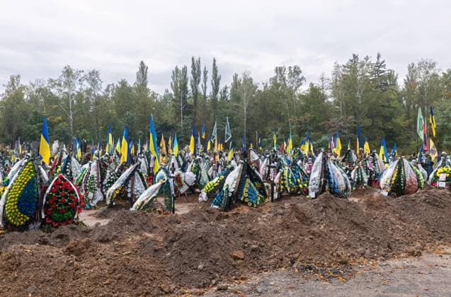 September 15, 2022, Kyiv, Ukraine: Fresh graves of the heroes who fell for the freedom of Ukraine at the city cemetery. Funeral of the Ukrainian soldier Yurchenko Oleksii (1951 - 2022) who died on September 8th-2022 during the operation of liberation of Balakliya town, Kharkiv region. Before the invasion, he was a cameraman on Ukrainian TV channel Priamyi Kyiv Ukraine - ZUMAs197 20220915_zab_s197_194 Copyright: xMykhayloxPalinchakx