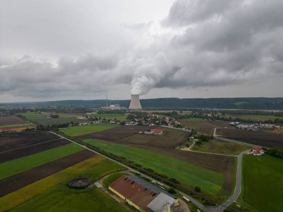 Energieversorgung und Energiegewinnung in Deutschland 2022 Essenbach - Deutschland - 16. September 2022: In dieser Luftaufnahme ist das Kernkraftwerk Isar 2 zu sehen. Die letzten drei verbliebenen Atomkraftwerke in Deutschland sollen bis Ende des Jahres 2022 abgeschaltet werden. Seit Beginn der Invasion Russlands am 24.2.2022 in die Ukraine hat sich die Energieversorgung in Deutschland dramatisch verändert und die Preise für alle Energieformen sich vervielfacht. Bayern
