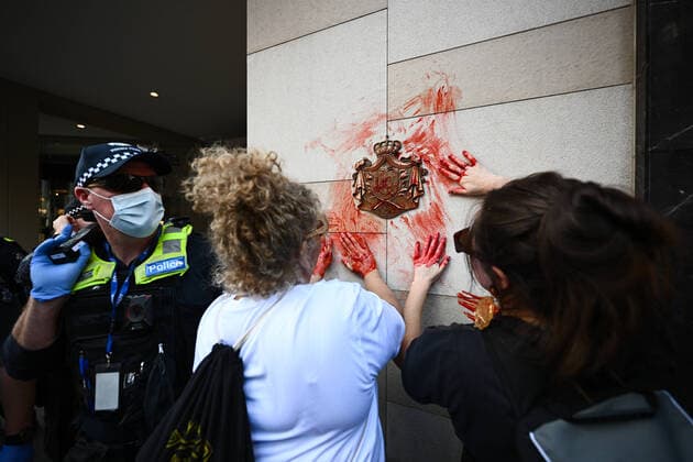 Bilder des Jahres 2022, News 09 September News Themen der Woche KW38 News Bilder des Tages ANTI MONARCHY PROTEST MELBOURNE, Protesters smear red dye over an emblem at the British Consulate during an anti-monarchy protest in Melbourne, Thursday, September 22, 2022. ( NO ARCHIVING, EDITORIAL USE ONLY, NO USE IN BOOKS WITHOUT CONSENT MELBOURNE VIC AUSTRALIA  Copyright: xJOELxCARRETTx 20220922001706427539