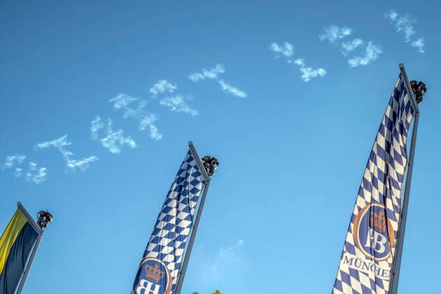 News Themen der Woche KW38 News Bilder des Tages O™zapft is!, Skytexter erstmals über der Wiesn, Oktoberfest 2022, 21. September 2022 Deutschland, München, 21.09.2022, Skytexter erstmals über der Wiesn, O™zapft is! in den blauen Himmel geschrieben über dem Hofbräu Festzelt, über die Theresienwiese, Mittwoch, Oktoberfest, 2022, typisch bayerisch, Volksfest, Bayern, das Oktoberfest findet erstmals seit 2019 wieder statt, *** O™zapft is , Skytexter for the first time over the Wiesn, Oktoberfest 2022, 21 September 2022 Germany, Munich, 21 09 2022, Skytexter for the first time over the Wiesn, O™zapft is written in the blue sky over the Hofbräu festival tent, over the Theresienwiese, Wednesday, Oktoberfest, 2022, typical Bavarian, folk festival, Bavaria, the Oktoberfest takes place ag